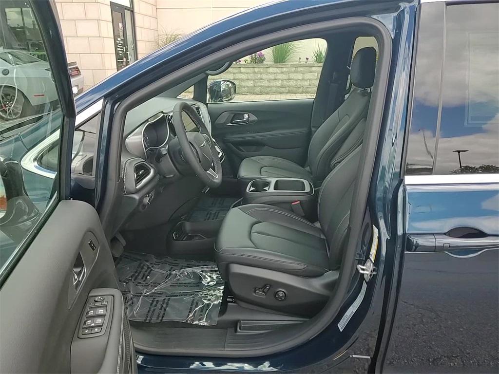 new 2025 Chrysler Pacifica car, priced at $36,098
