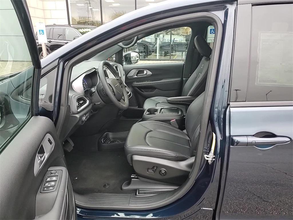 new 2024 Chrysler Pacifica car, priced at $44,130