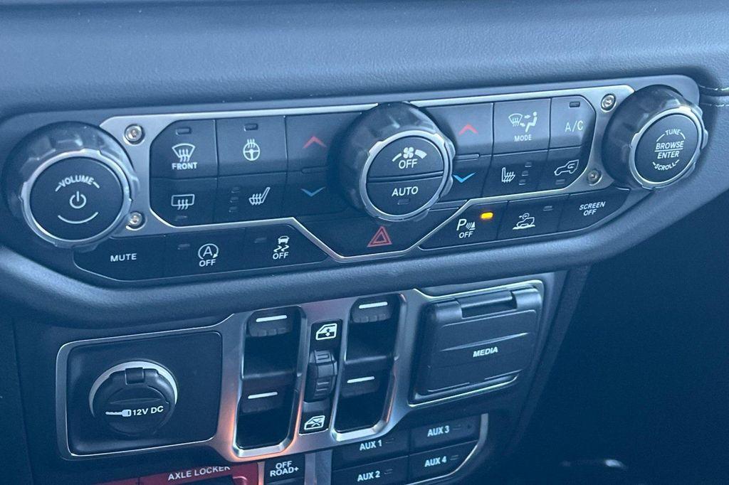 new 2025 Jeep Gladiator car, priced at $52,065