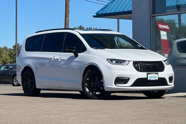 new 2024 Chrysler Pacifica car, priced at $46,086