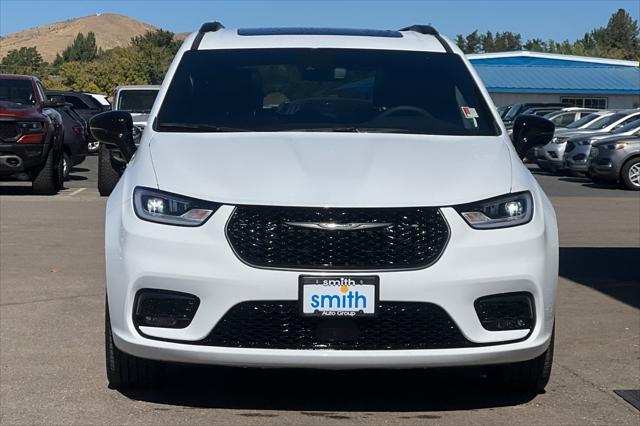 new 2024 Chrysler Pacifica car, priced at $46,086