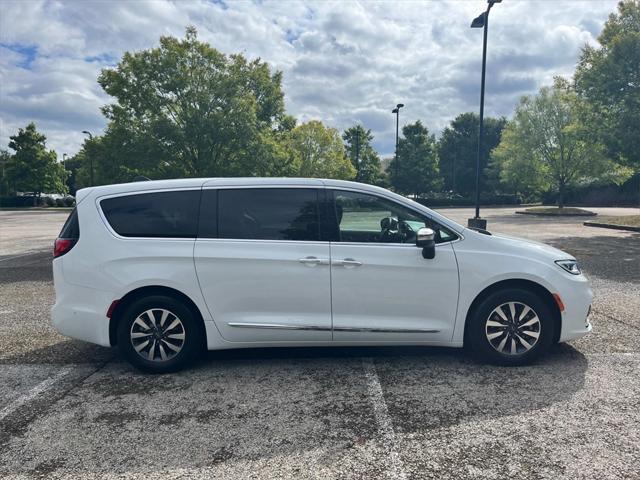 used 2023 Chrysler Pacifica Hybrid car, priced at $39,000