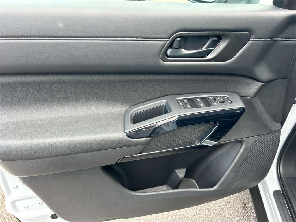 new 2025 Nissan Pathfinder car, priced at $33,580