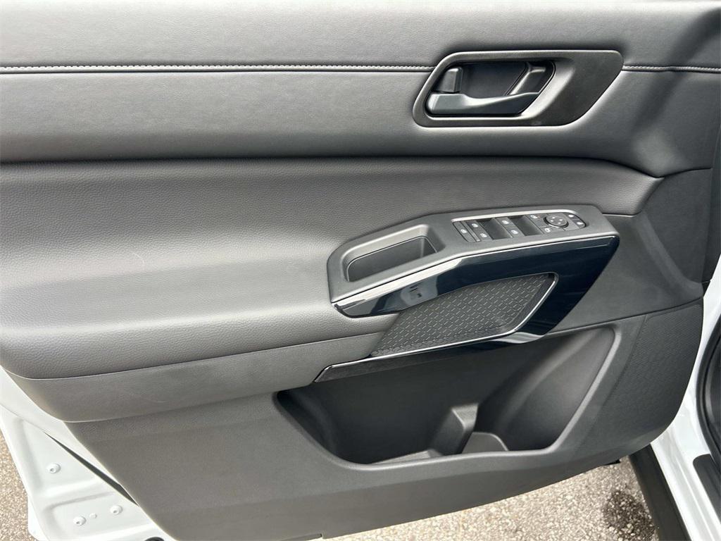 new 2025 Nissan Pathfinder car, priced at $33,689