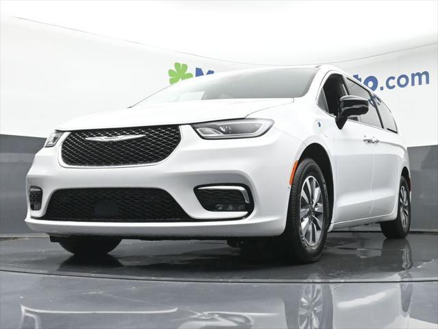 new 2025 Chrysler Pacifica Hybrid car, priced at $36,501