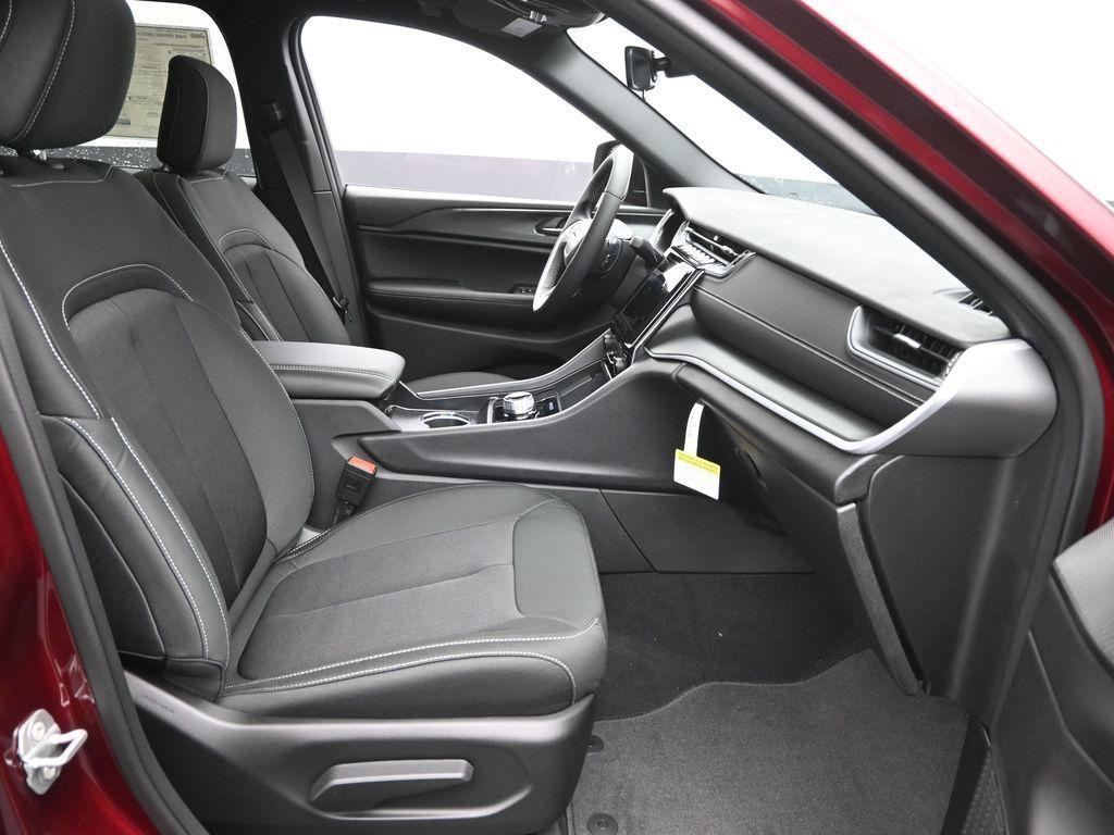 new 2025 Jeep Grand Cherokee car, priced at $40,920