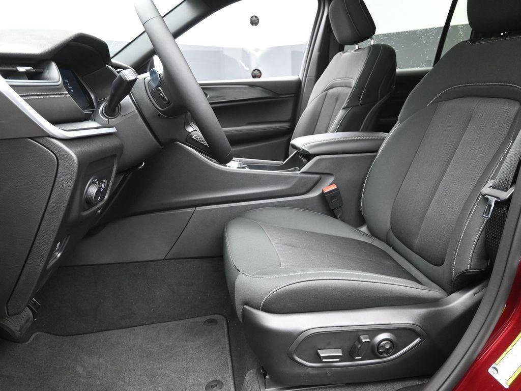 new 2025 Jeep Grand Cherokee car, priced at $40,920