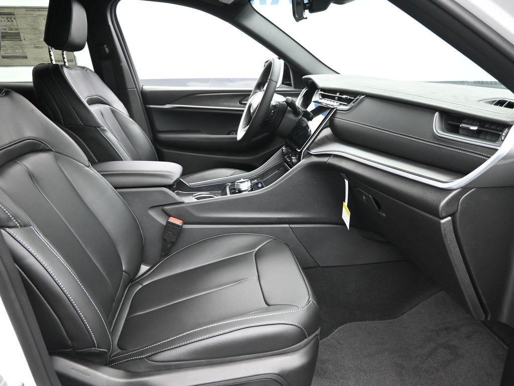 new 2025 Jeep Grand Cherokee car, priced at $42,665