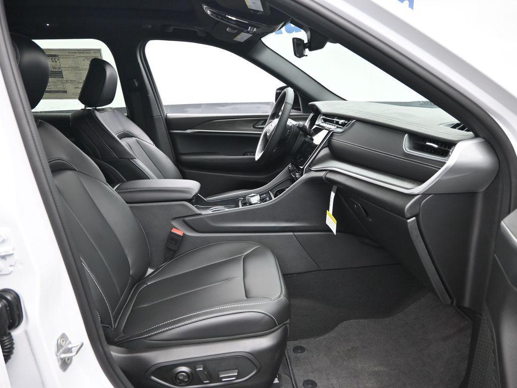 new 2025 Jeep Grand Cherokee car, priced at $45,890