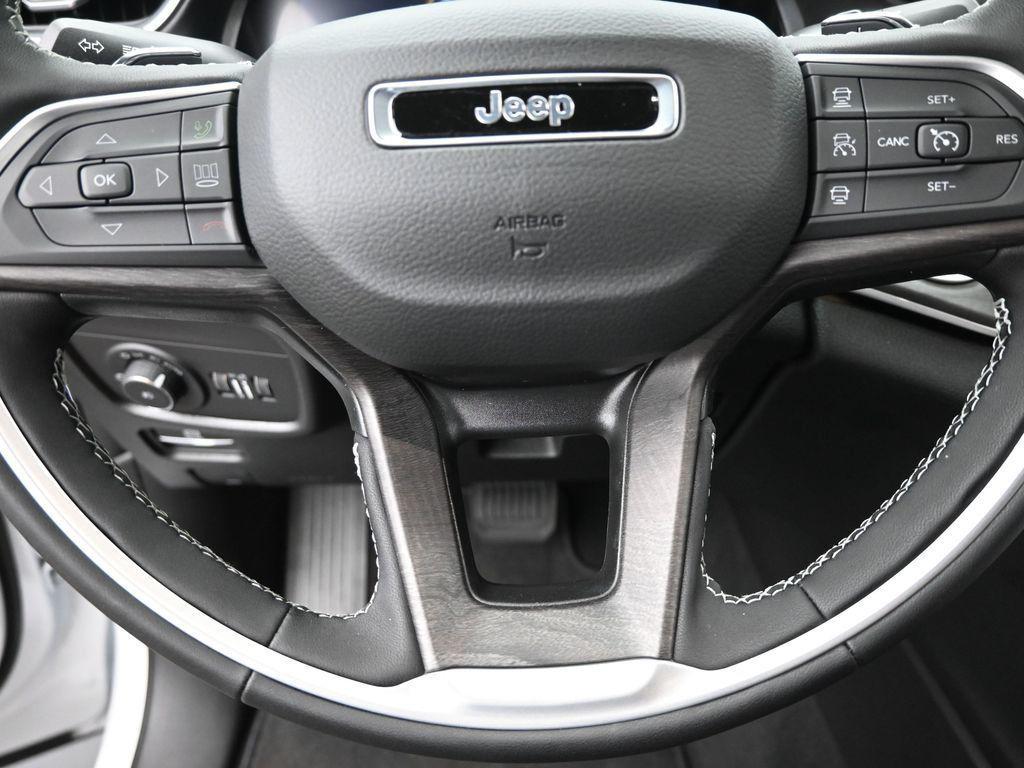 new 2025 Jeep Grand Cherokee car, priced at $45,890