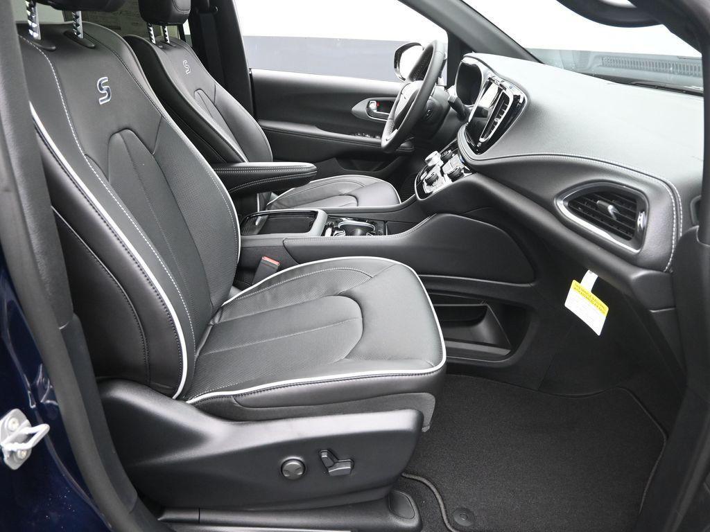 new 2025 Chrysler Pacifica car, priced at $47,510
