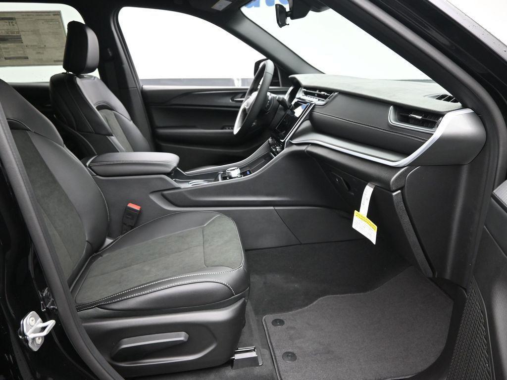 new 2025 Jeep Grand Cherokee L car, priced at $43,900