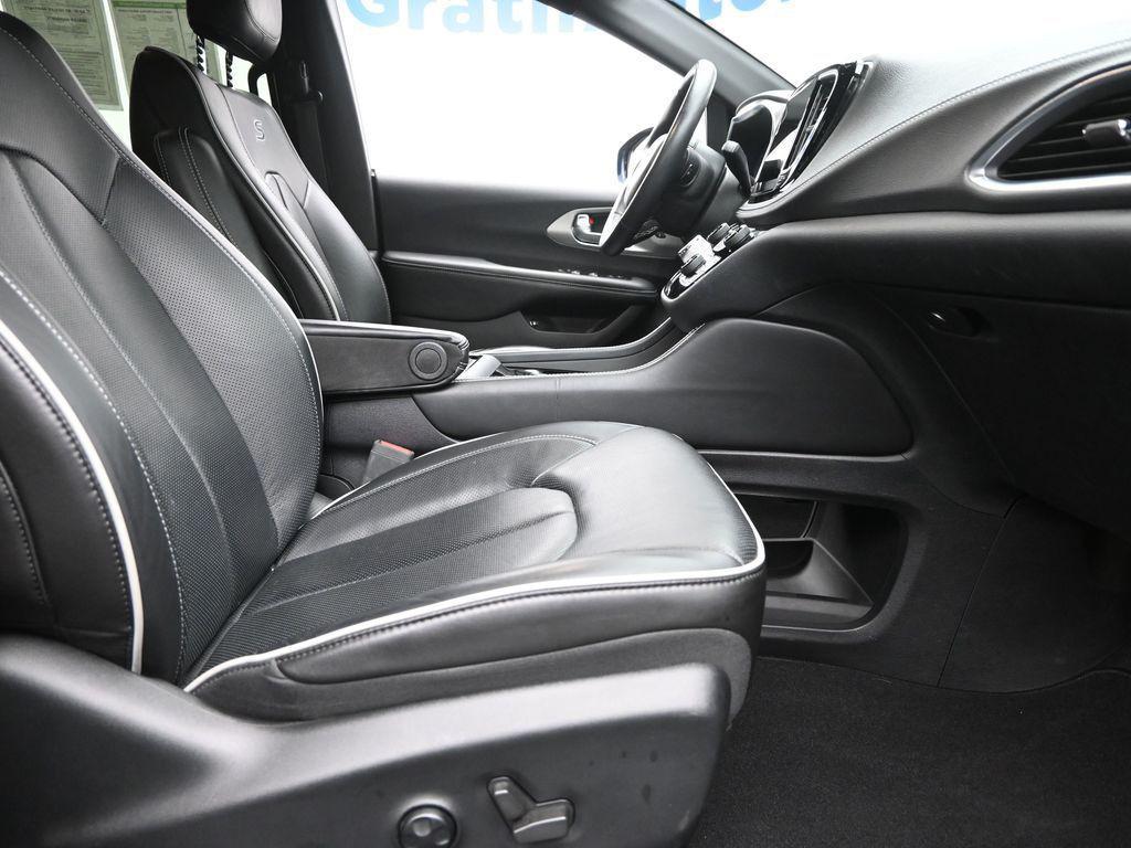 used 2021 Chrysler Pacifica Hybrid car, priced at $32,631