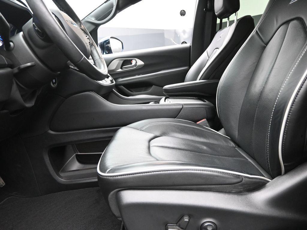 used 2021 Chrysler Pacifica Hybrid car, priced at $32,631