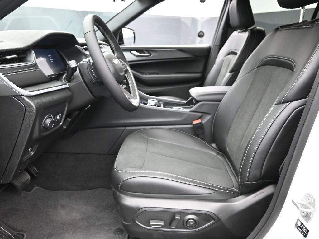 new 2025 Jeep Grand Cherokee car, priced at $42,385