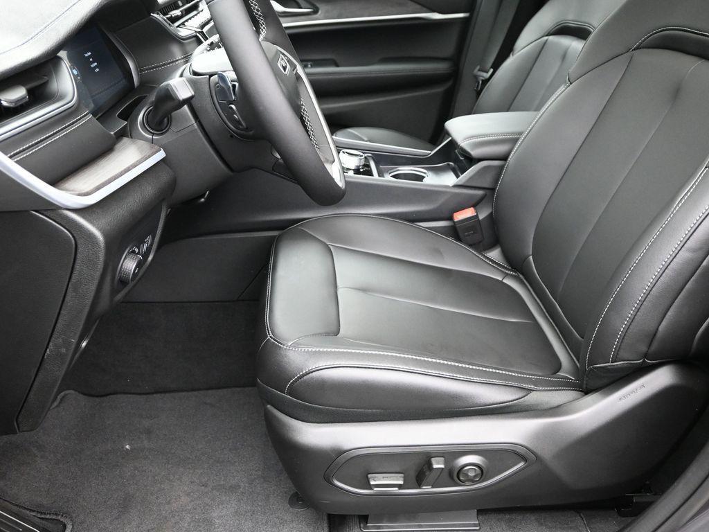 new 2025 Jeep Grand Cherokee car, priced at $44,755