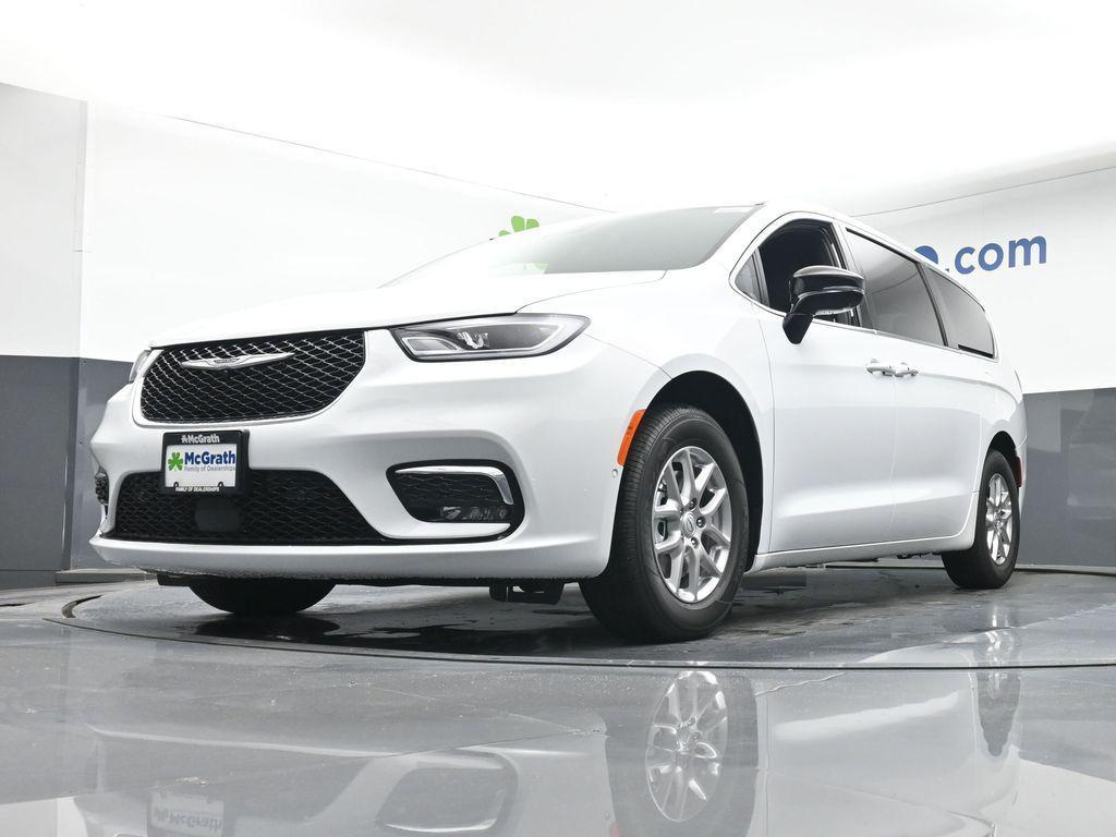 new 2026 Chrysler Pacifica car, priced at $42,935