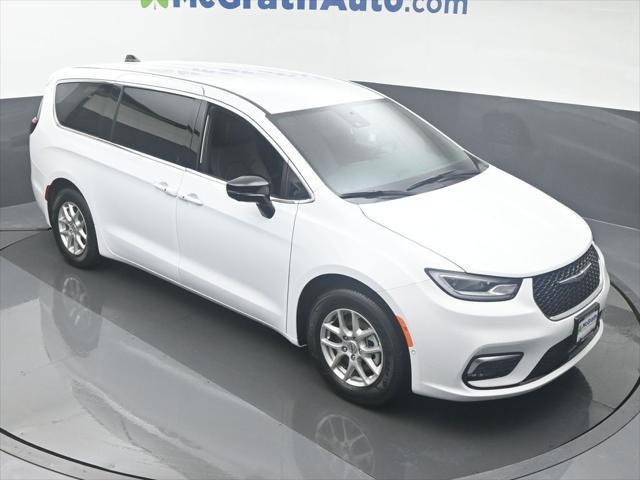 new 2025 Chrysler Pacifica car, priced at $43,920