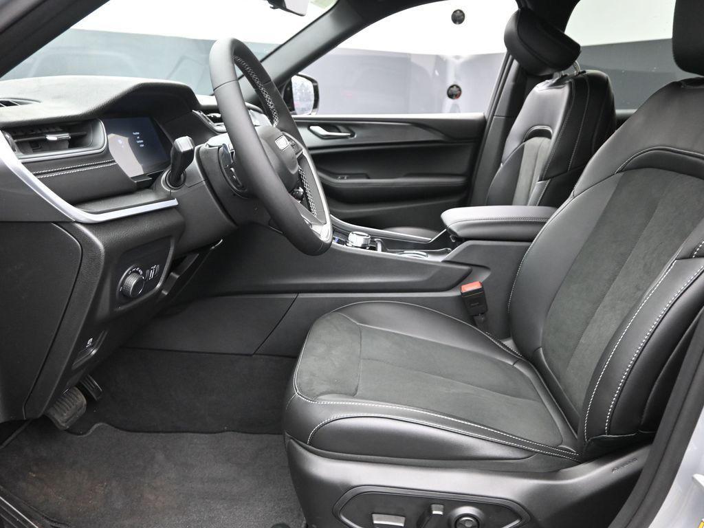 new 2025 Jeep Grand Cherokee car, priced at $42,975