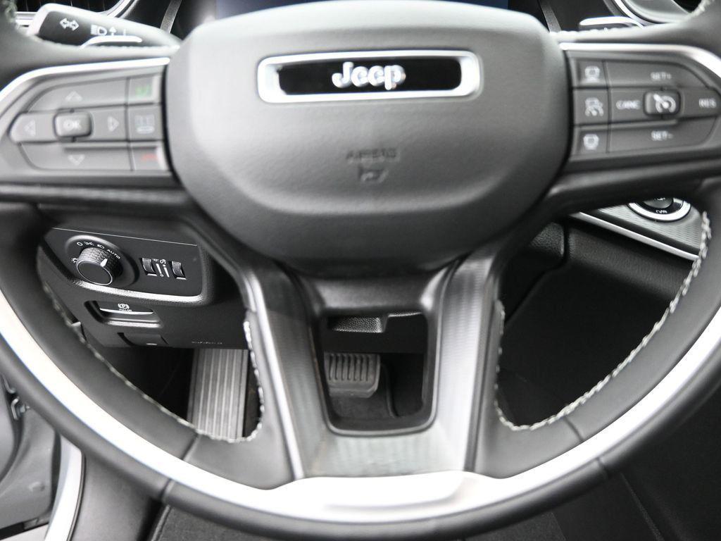 new 2025 Jeep Grand Cherokee car, priced at $42,975