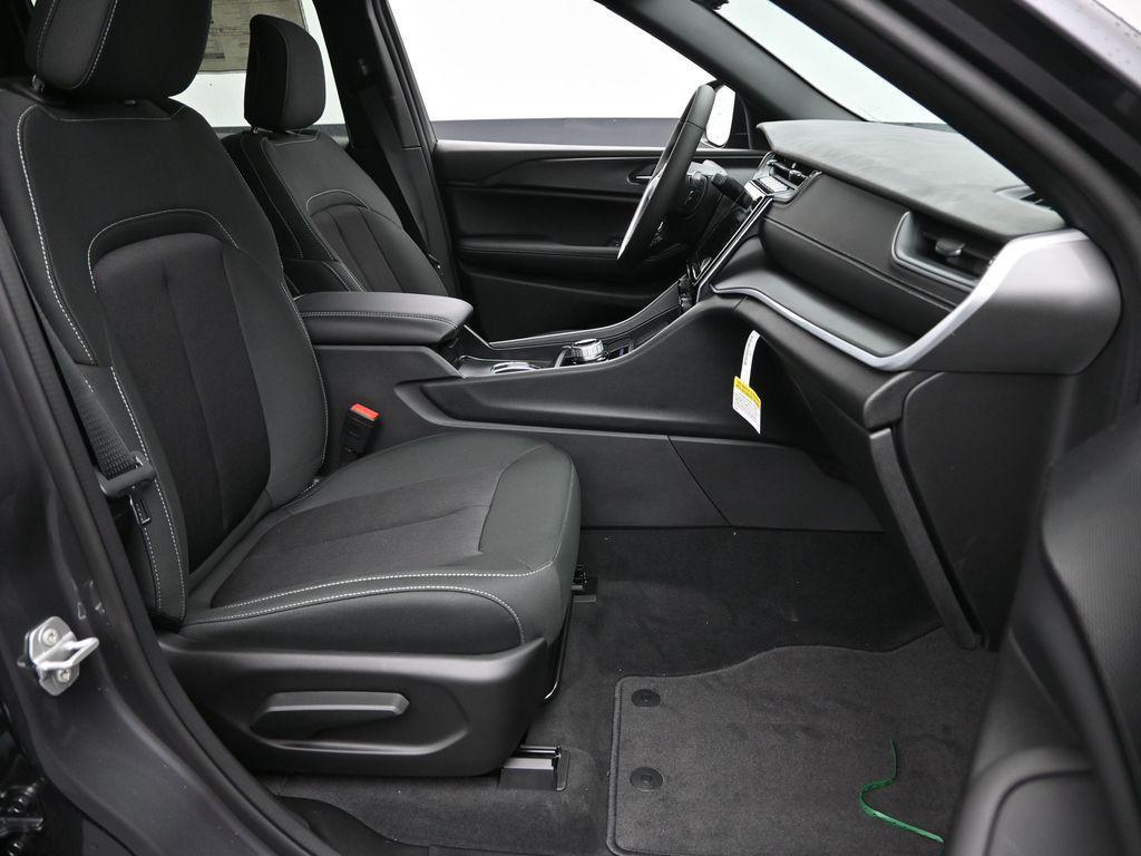 new 2025 Jeep Grand Cherokee car, priced at $39,920