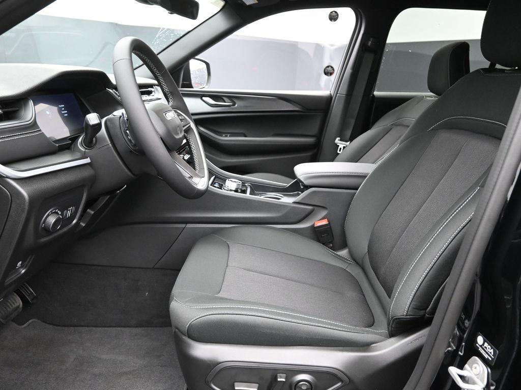 new 2025 Jeep Grand Cherokee car, priced at $38,875