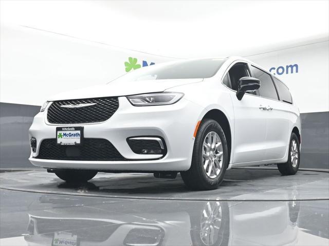 new 2025 Chrysler Pacifica car, priced at $43,032
