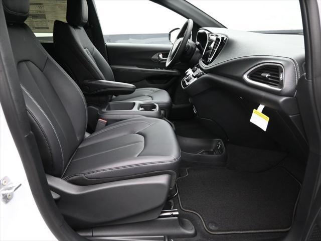new 2025 Chrysler Pacifica car, priced at $43,032