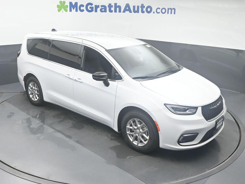 new 2025 Chrysler Pacifica car, priced at $39,475