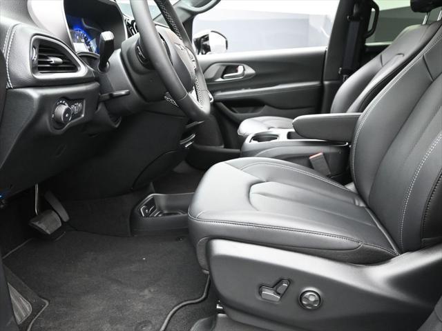 new 2025 Chrysler Pacifica car, priced at $43,032