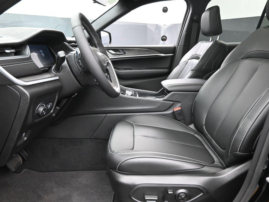 new 2025 Jeep Grand Cherokee car, priced at $43,260