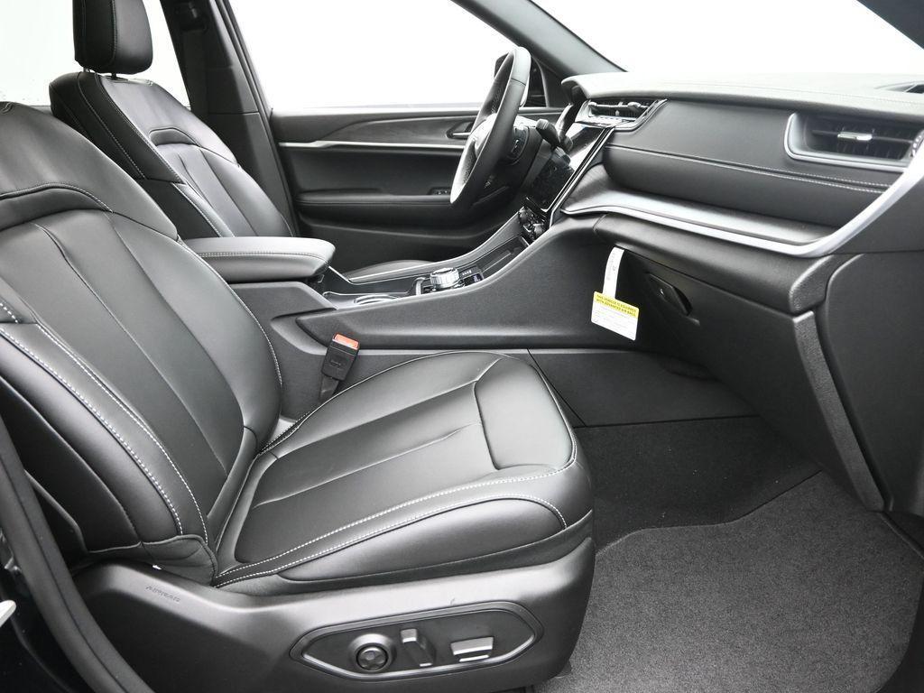 new 2025 Jeep Grand Cherokee car, priced at $43,260