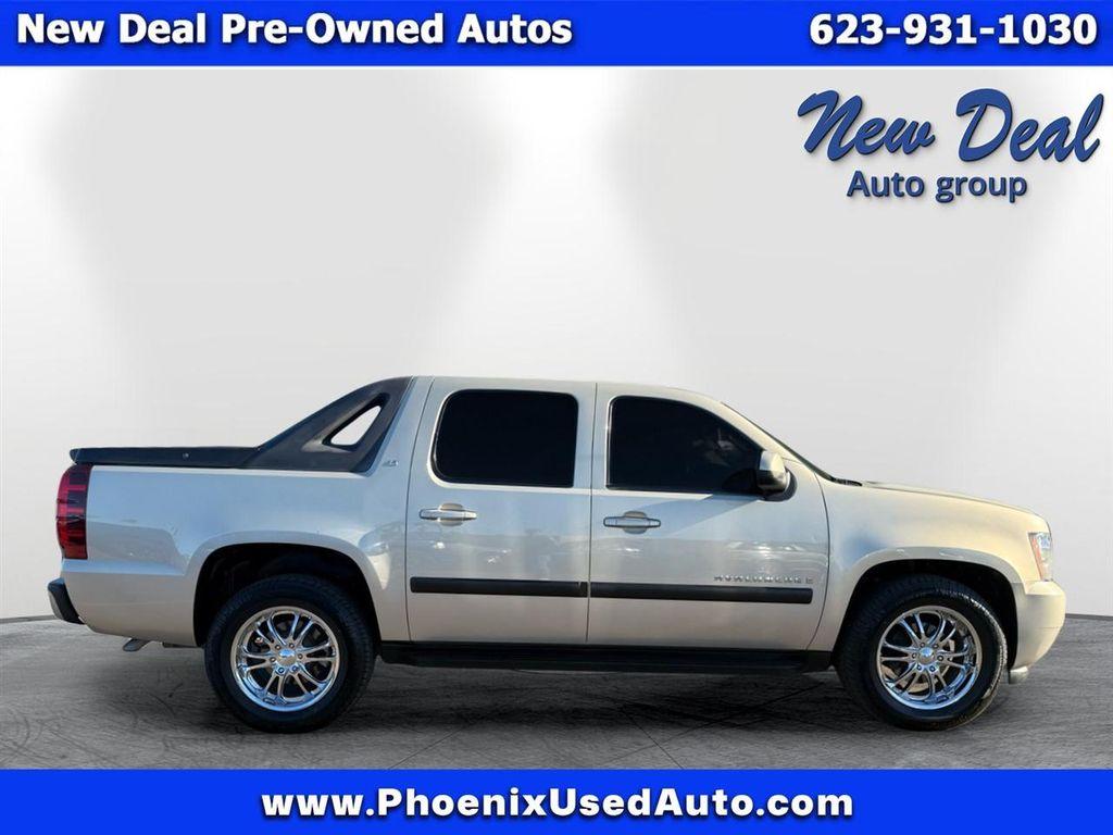 used 2007 Chevrolet Avalanche car, priced at $11,988
