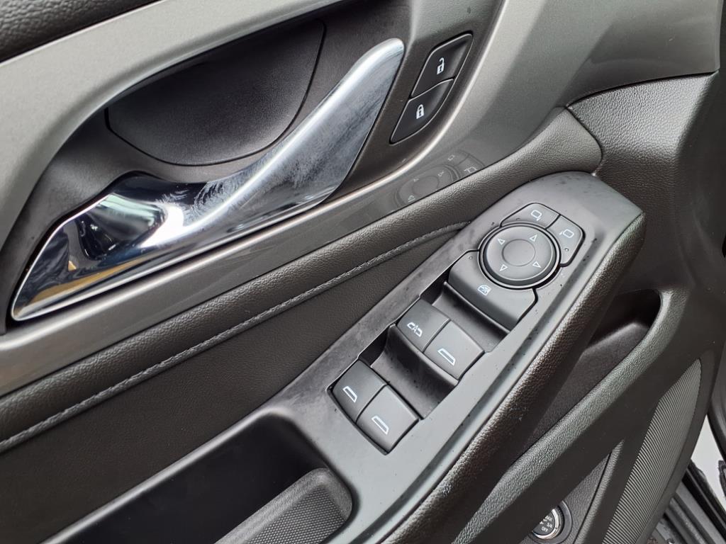 used 2023 Chevrolet Traverse car, priced at $30,072