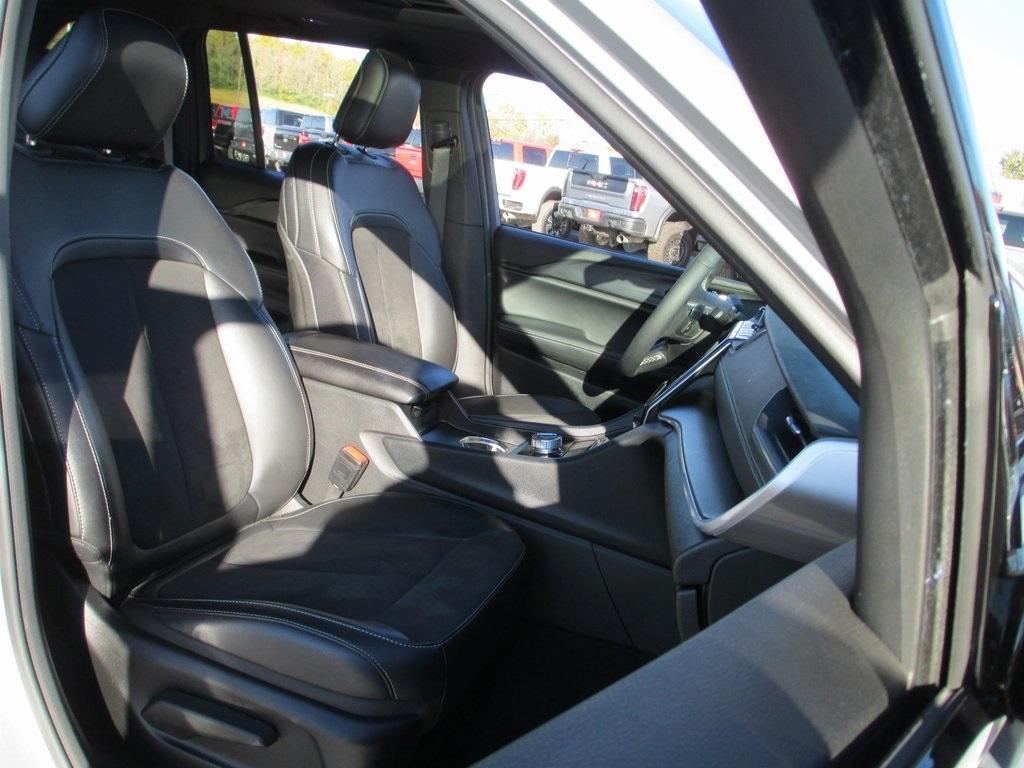 used 2025 Jeep Grand Cherokee car, priced at $35,995