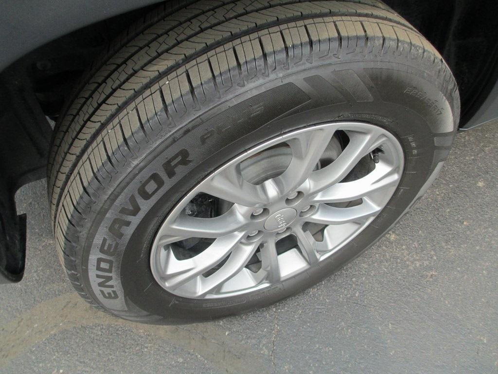 used 2021 Jeep Cherokee car, priced at $18,995