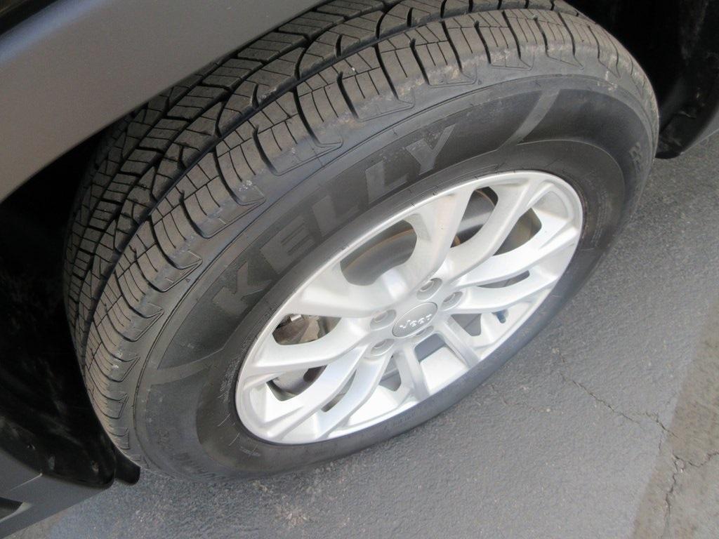 used 2020 Jeep Cherokee car, priced at $18,995