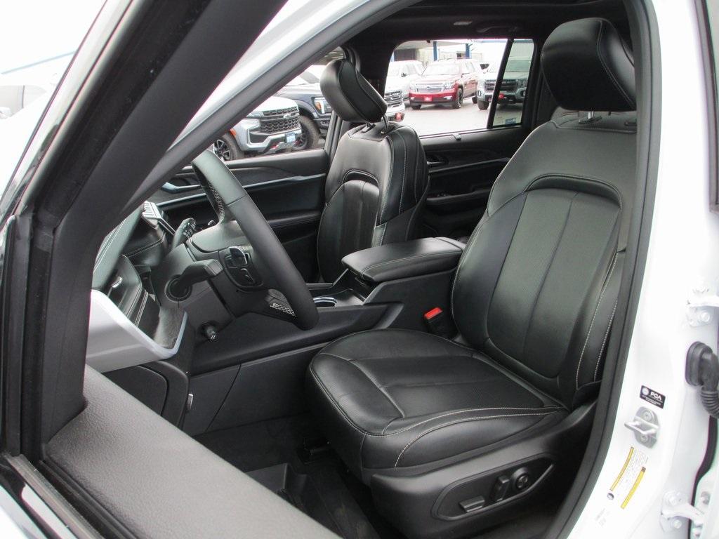 used 2025 Jeep Grand Cherokee car, priced at $38,995