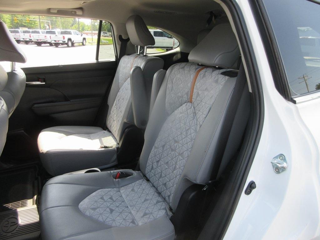 used 2022 Toyota Highlander Hybrid car, priced at $37,495