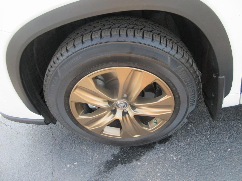 used 2022 Toyota Highlander Hybrid car, priced at $37,495