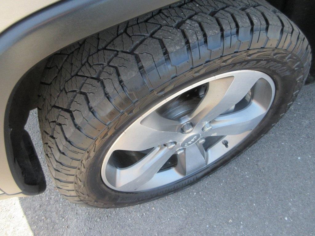 used 2015 Jeep Grand Cherokee car, priced at $11,995