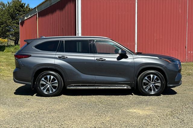 used 2021 Toyota Highlander car, priced at $39,000