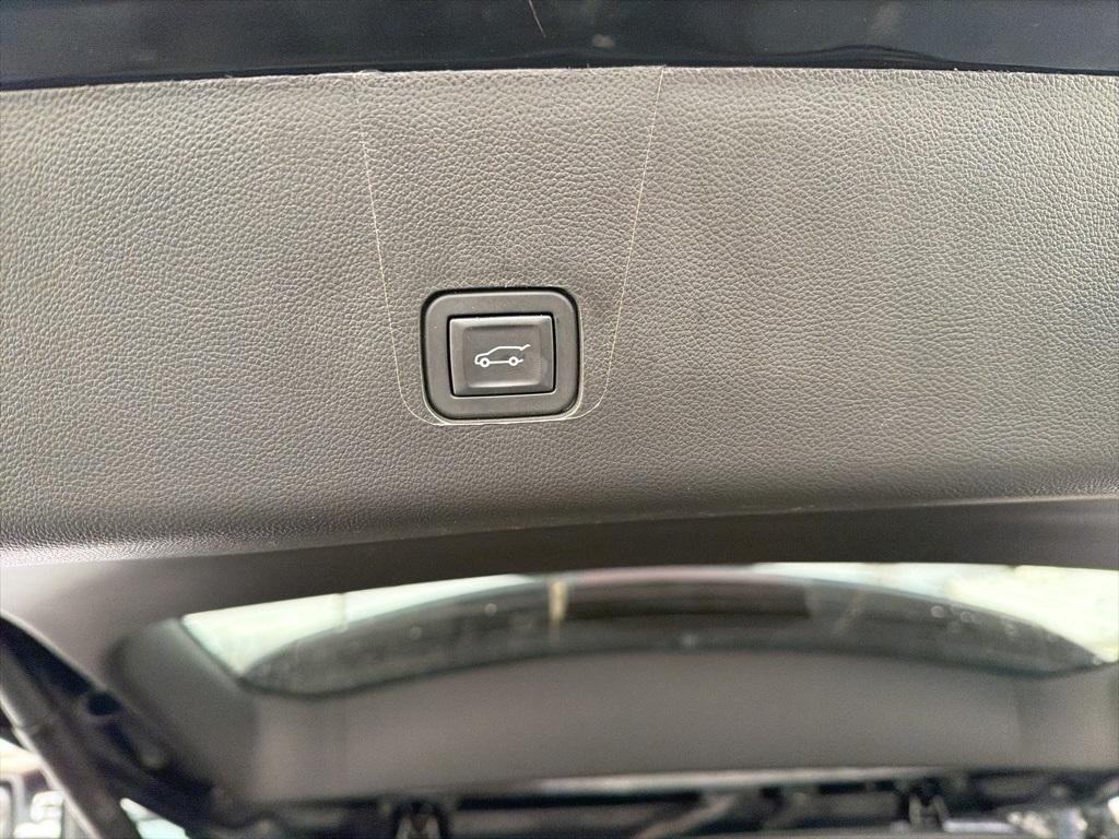 used 2023 Chevrolet Traverse car, priced at $37,093