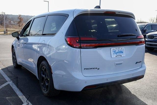 new 2024 Chrysler Pacifica Hybrid car, priced at $42,977