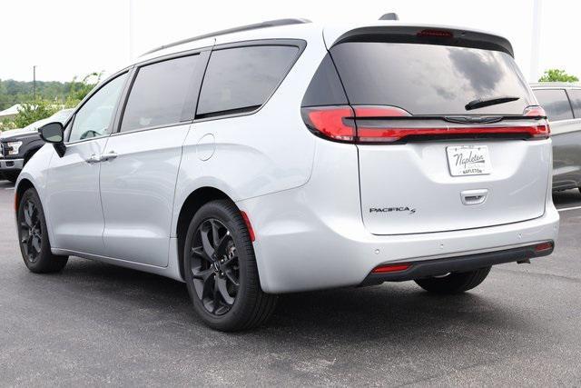 new 2024 Chrysler Pacifica car, priced at $39,831