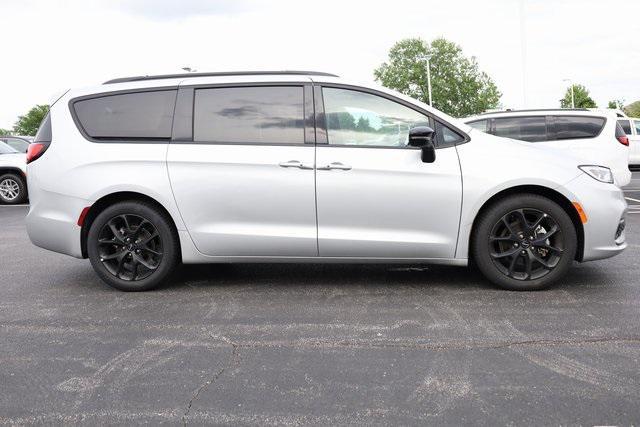 new 2024 Chrysler Pacifica car, priced at $39,831