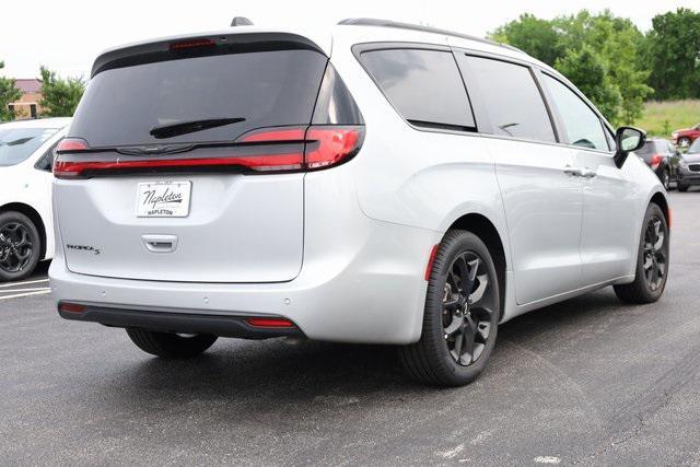 new 2024 Chrysler Pacifica car, priced at $39,831