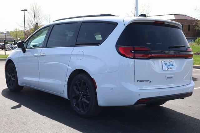 new 2024 Chrysler Pacifica car, priced at $37,217