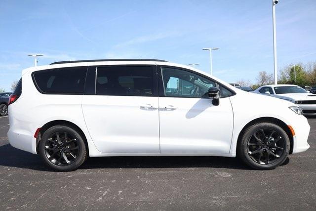 new 2024 Chrysler Pacifica car, priced at $42,977