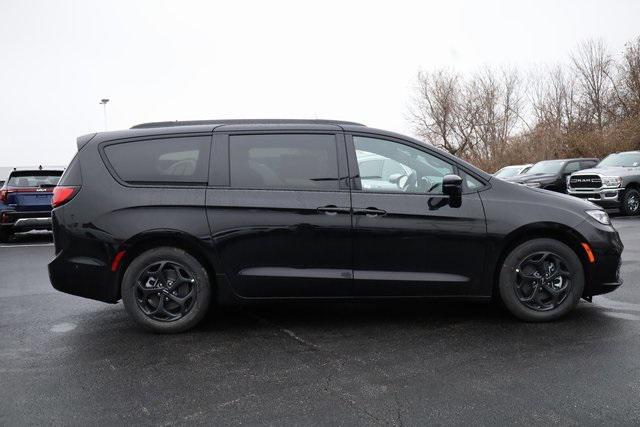 new 2025 Chrysler Pacifica Hybrid car, priced at $44,835